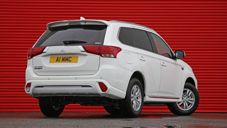  Mitsubishi Outlander PHEV Commercial 2019 года  (UK) (фото 8 из 14)